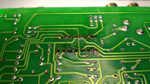 E' inutile inserire un opamp dalla caratteristiche &quot;stellari&quot; se poi si lasciano le saldature in queste condizioni! Il flussante carbonizzato non è propriamente un perfetto isolante e può anche compromettere il perfetto funzionamento di un opamp, inoltre se è a base acida può nel tempo corrodere o quantomeno ossidare.