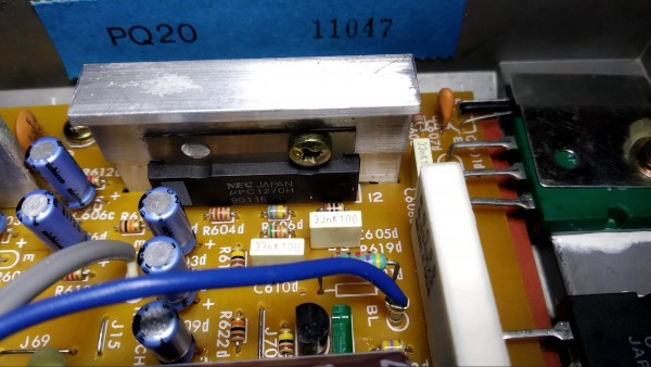 Sul percorso audio: Nichicon serie KT, notare il driver uPC1270H (ve ne sono 4, uno per canale), qui si notato anche i nuovi condensatori a film che hanno sostituito i difettosi, di cui dirò tra poco.