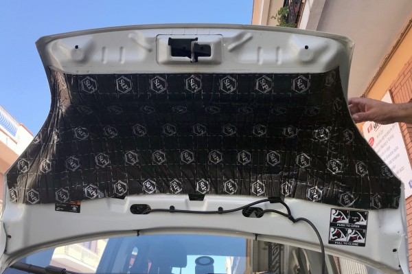 Insonorizzazione cofano motore quasi terminata.jpg