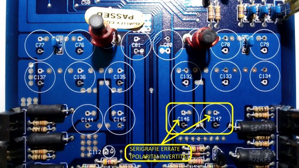 Sezione condensatori di filtro sul secondario alimentazione.<br />Notare che C146,147 hanno la serigrafia errata cioè polarità invertita.<br />Originariamente dei 16 condensatori solo 12 sono montati, ho scelto di inserire anche gli ulteriori 4 considerazione dal fatto che il ponte diodi (doppio) e in generale lo stadio di alimentazione può tranquillamente gestire la capacità extra.