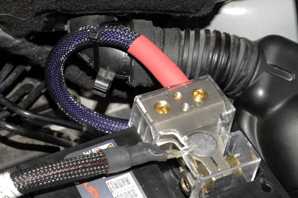 Batteria Powerforce HPE 60 dettaglio polo positivo.jpg