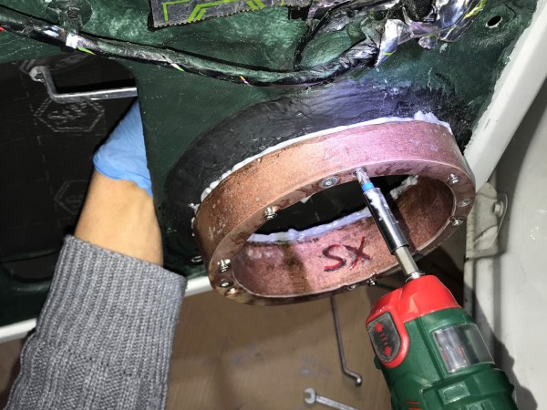 montaggio predisposizioni con viti e mastice speciale.jpg