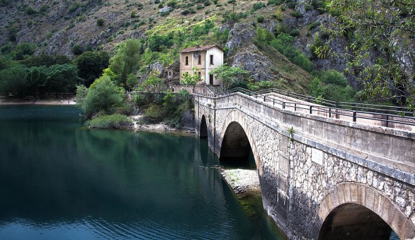 1280px-Ponte_del_Lago_di_San_Domenico-Abruzzo.jpg