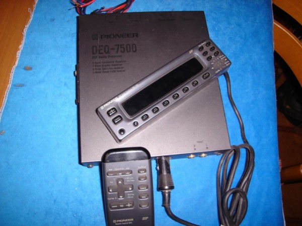 Pioneer DEQ-7500 superiore.JPG